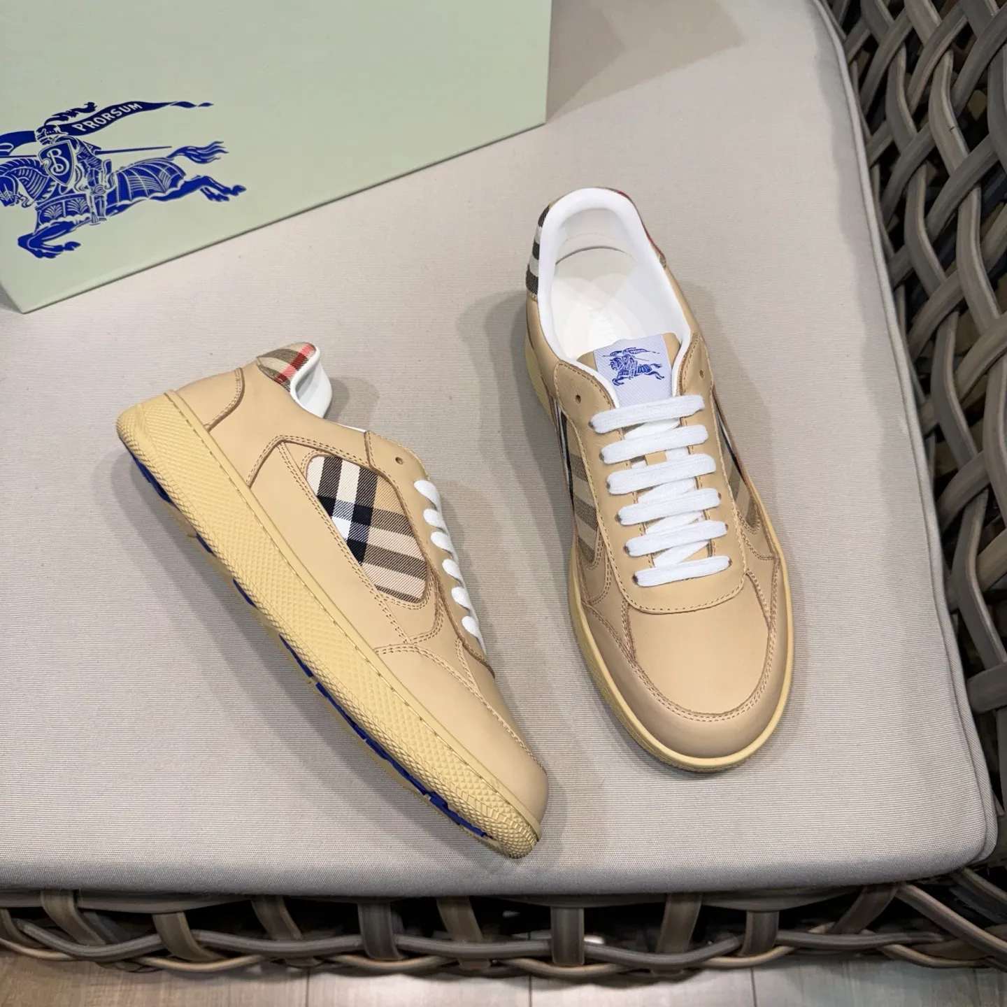 [Burberry] Top P: 680💰Size: 38-44 (45.46 custom-made) Burberry official website synchronized men's classic low-top sneakers | Made of original first-layer cowhide | Decorated with renewed brand logo | First-layer cowhide lining | Heel decorated with Burberry letter embossed logo | Original TPU outsole.